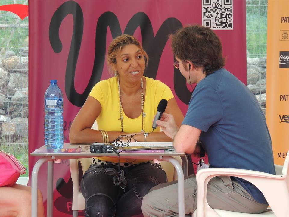 Paco Valiente entrevista a Esperanza Fernández en Pirineos Sur./ (Alicia Nuez) 