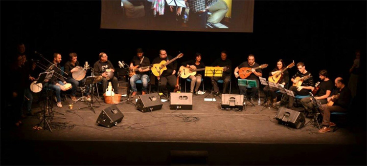 La Rondalla Alimara con Paco Lucas, director y productor, en la presentación de "Per Nadal, Torrons"