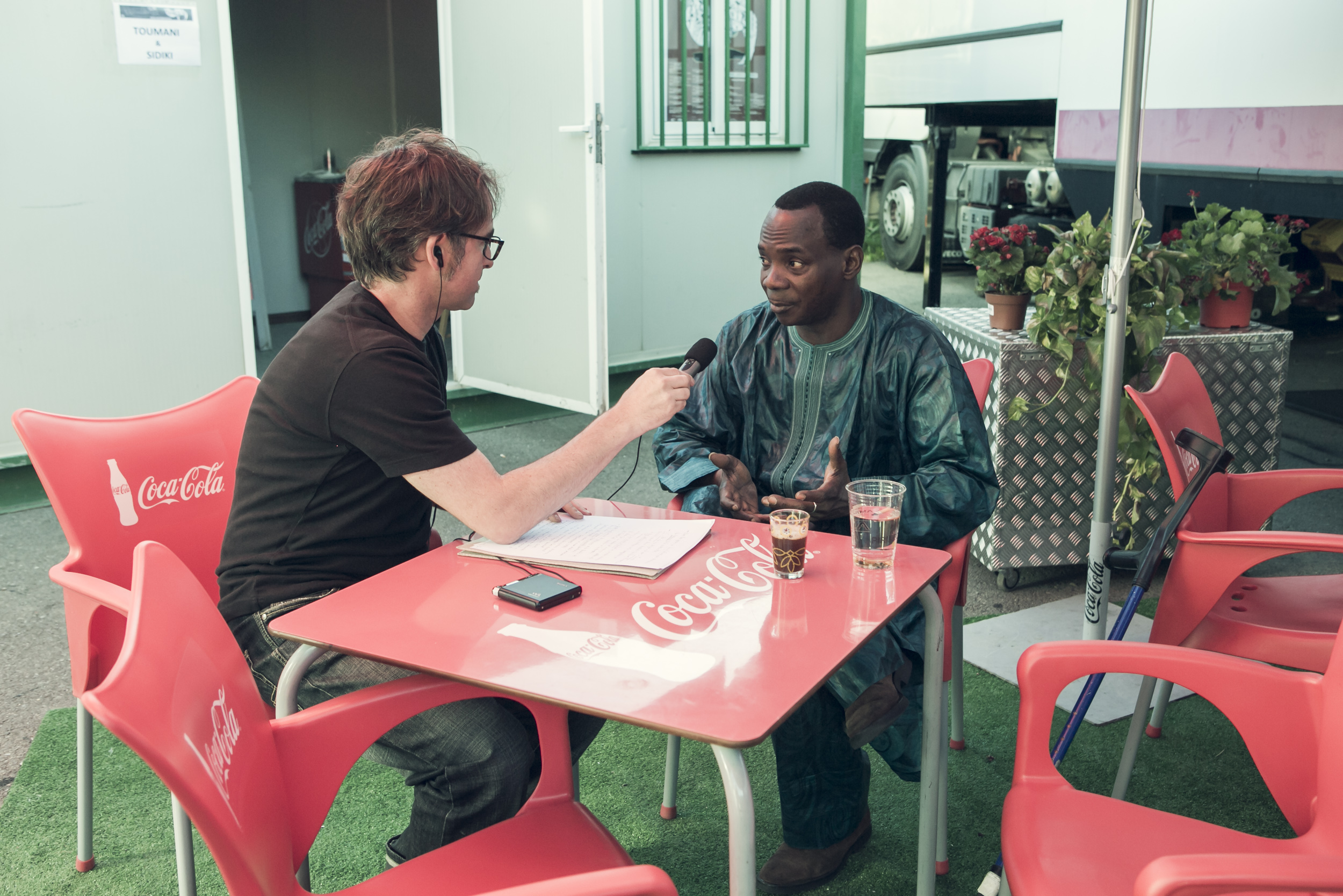 Paco Valiente entrevista a Toumani Diabate en Pirineos Sur./ (Jorge Fuembuena)