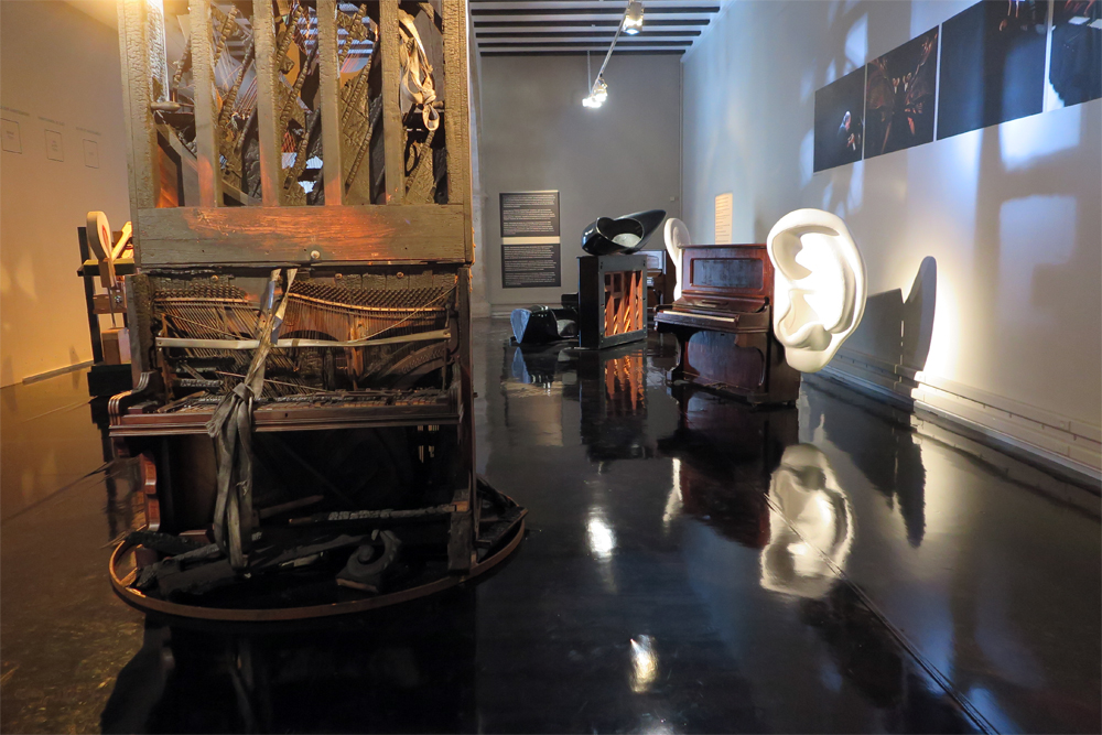 Muestra de los pianos de Carles Santos, en La Nau de Valencia./ (P.V.)