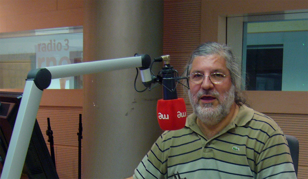 José Miguel López en los estudios de Radio 3 en la Casa de la Radio./ (Paco Valiente)