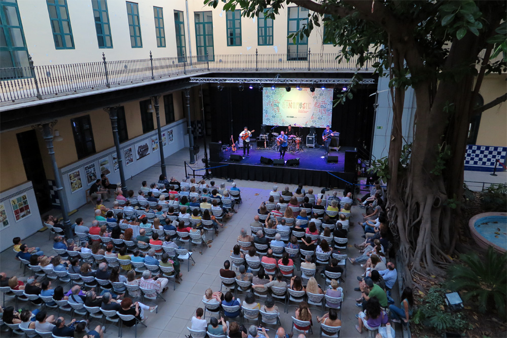 Escenario de Etnomusic en el patio del Centre Cultural la Benefiència, Valencia./ (Pa co Valiente)