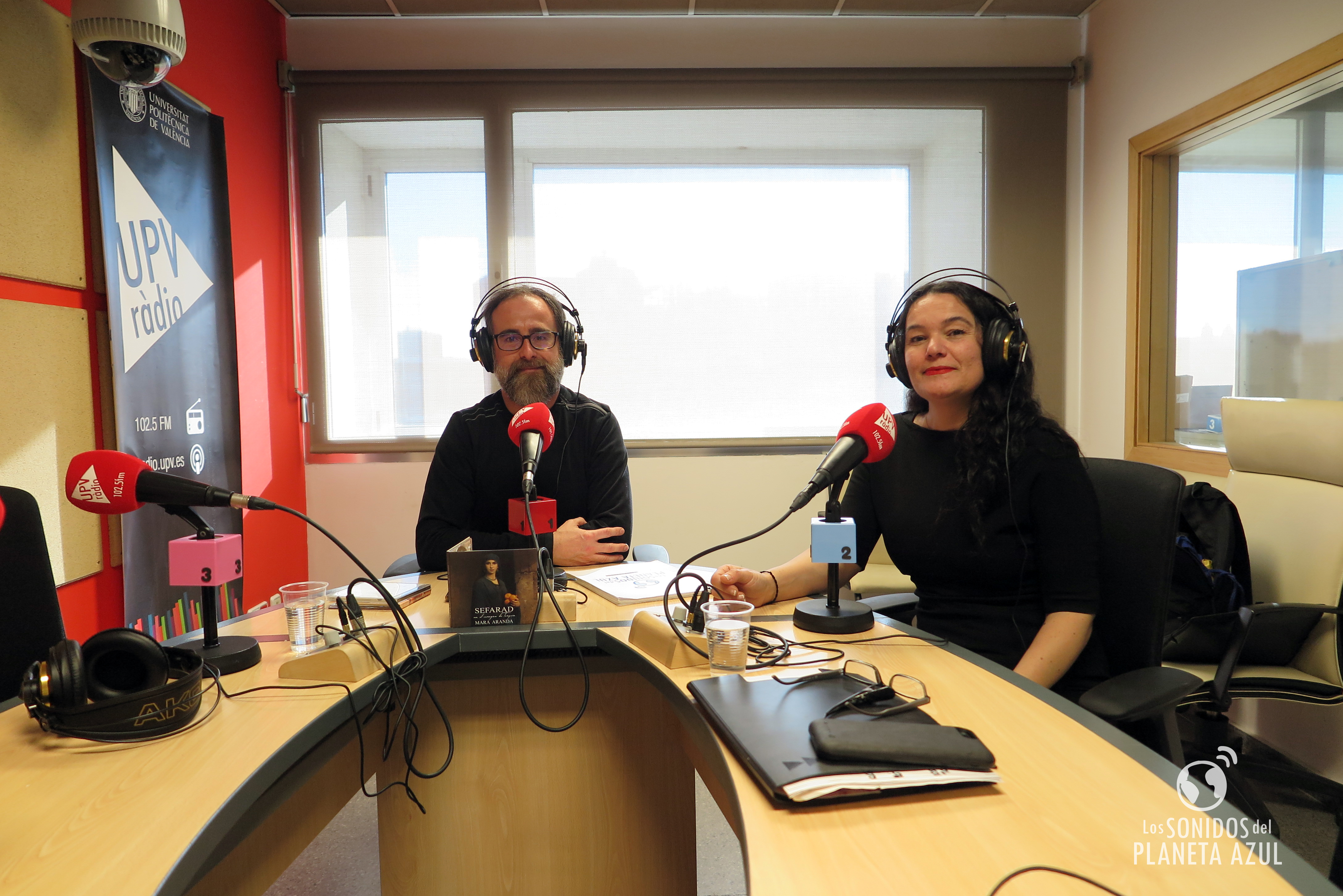 Grabación de la entrevista en los estudios de UPV Ràdio en València.