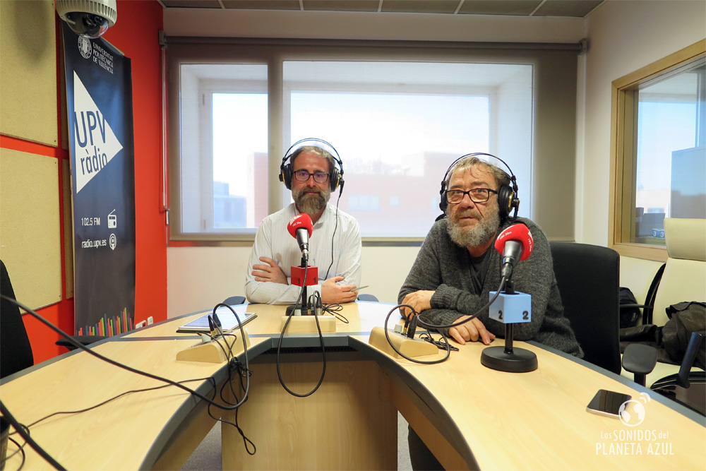 Miquel Gil en los estudios de UPV Ràdio en València