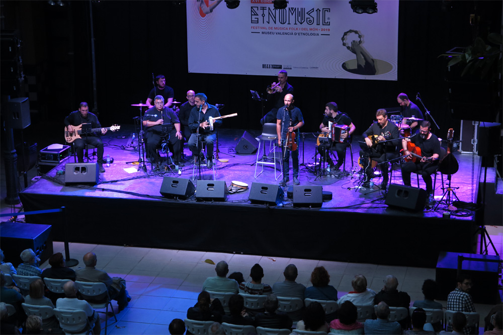 Pep Gimeno Botifarra y Ahmed Touzani en el escenario de Etnomusic 2019./ (Paco Valiente)